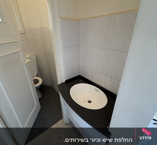 חדר אמבטיה עם כיור ושירותים